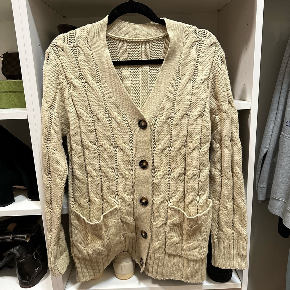 Button-front cardigan in Sand size M
Gently worn